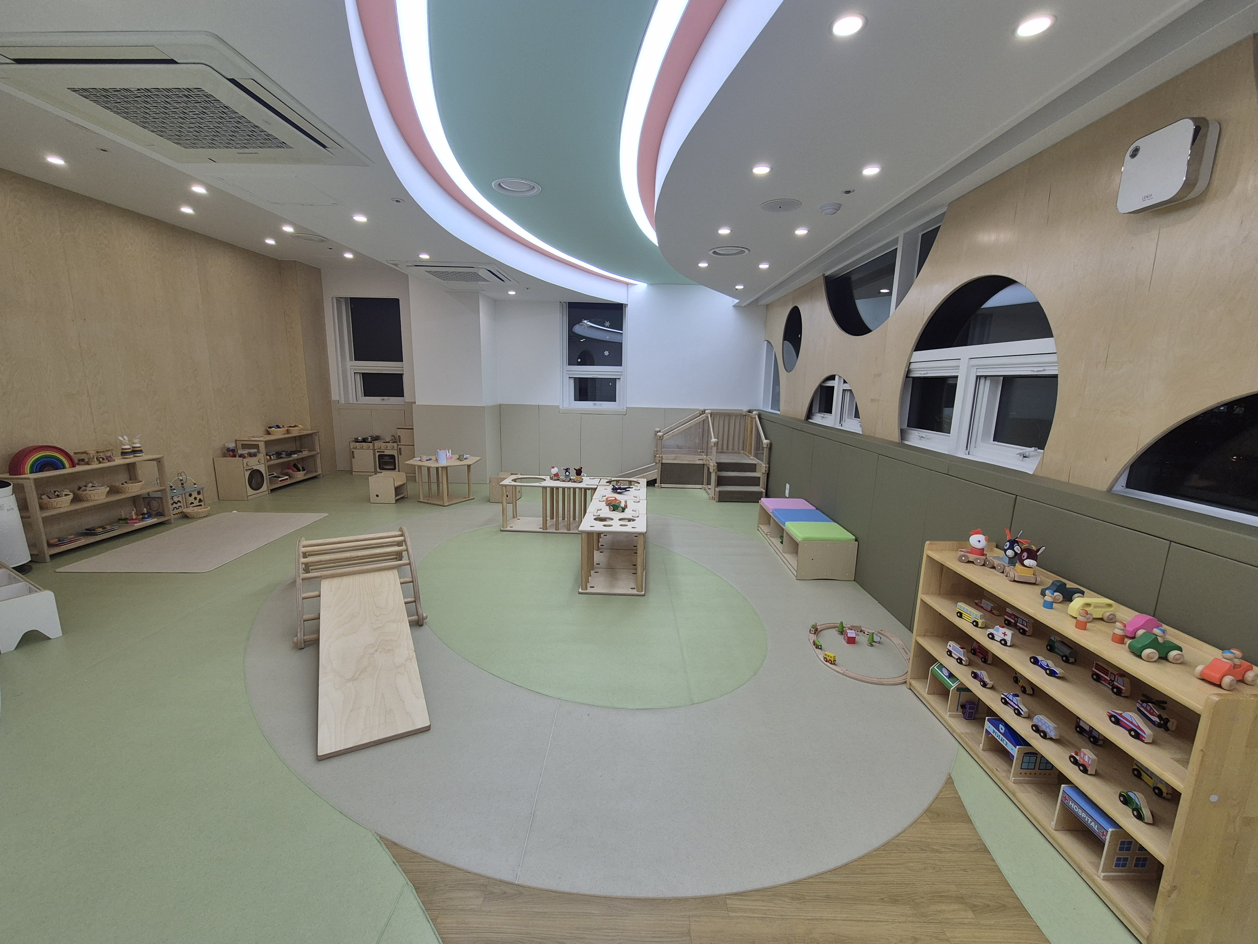 반듯반듯 뾰족뾰족 세모네모 놀이터  썸네일