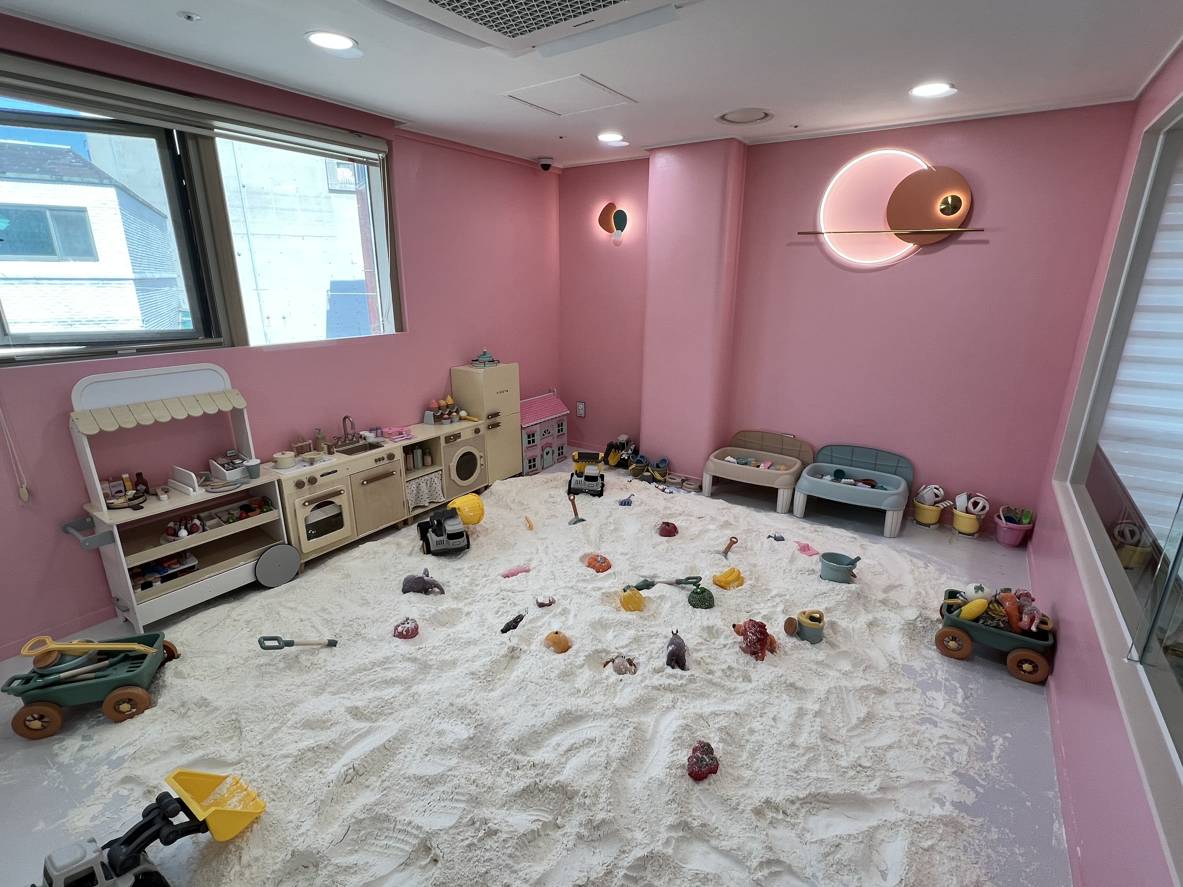 1번째 이미지:서울형 키즈카페 관악구 보라매동점은
감각 발달과 창의력 발달 중심의？밀가루 놀이 특화 공간입니다.
우리 아이의 성장에 꼭 필요한 새로운 놀이 경험, 지금 만나보세요!1